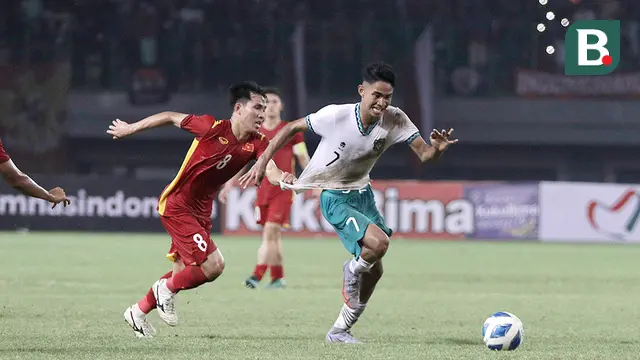 Foto: Aksi Dansa Marselino Ferdinan dan Ronaldo Kwateh Yang Membuat Vietnam Kerepotan