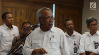 Menteri Pekerjaan Umum dan Perumahan Rakyat, Basuki Hadimuljono memberikan penjelasan terkait penembakan terhadap 31 pekerja yang tengah membangun Trans Papua saat konferensi pers di Kementerian PUPR, Jakarta, Selasa (4/12). (Merdeka.com/Imam Buhori)