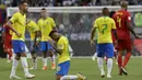 Striker Brasil, Neymar, tampak kecewa usai dikalahkan Belgia pada laga perempat final Piala Dunia di Kazan Arena, Kazan, Jumat (6/7/2018). Belgia menang 2-1 atas Brasil. (AP/Andre Penner)