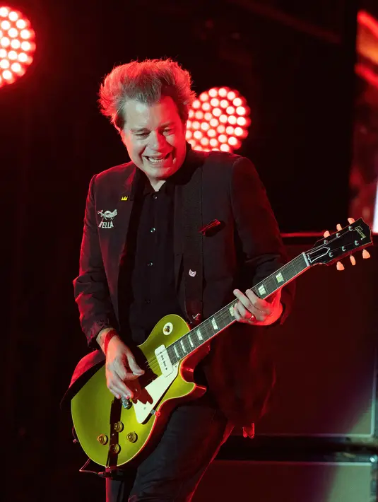 <p>Gitaris band rock Amerika Serikat Green Day, Jason White tampil pada akhir pekan Formula 1 Grand Prix Amerika Serikat 2022 atau F1 GP Amerika Serikat 2022 di Sirkuit Amerika, Austin, Texas, Amerika Serikat, 21 Oktober 2022. F1 GP Amerika Serikat 2022 diselenggarakan dari tanggal 22 sampai 24 Oktober 2022. (SUZANNE CORDEIRO/AFP)</p>