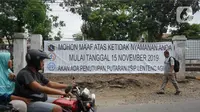 Pengendara motor dan pejalan kaki melintasi spanduk pemberitahuan di merupakan jalur putar balik kawasan Lenteng Agung, Jakarta, Kamis (14/11/2019). Mulai 15 November 2019, jalur putar balik tersebut akan ditutup terkait pembangunan flyover yang saat ini telah mulai dikerjakan. (Liputan6.com/Immanue