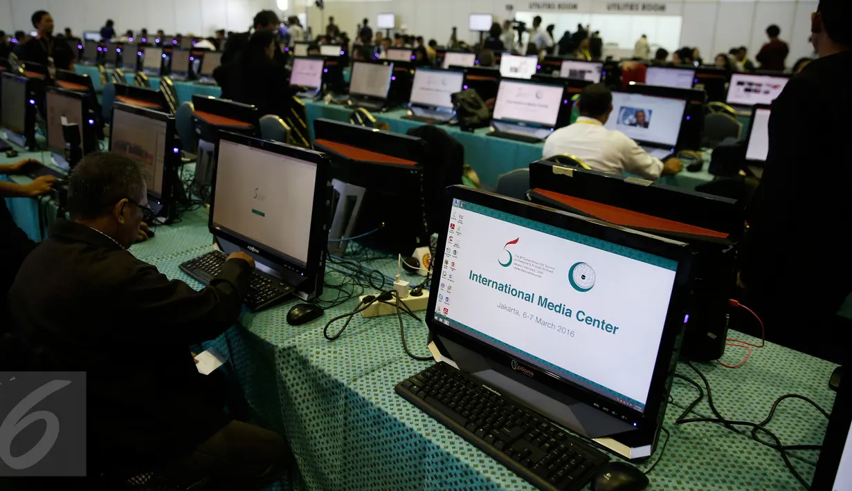 Sejumlah jurnalis menggunakan fasilitas komputer di Media Center KTT OKI, Jakarta, Minggu (6/2/2016). Media center berkapasitas 500 orang tersebut didukung konektivitas broadband internet 2 Gbps untuk 150 unit komputer. (Liputan6.com/Faizal Fanani)