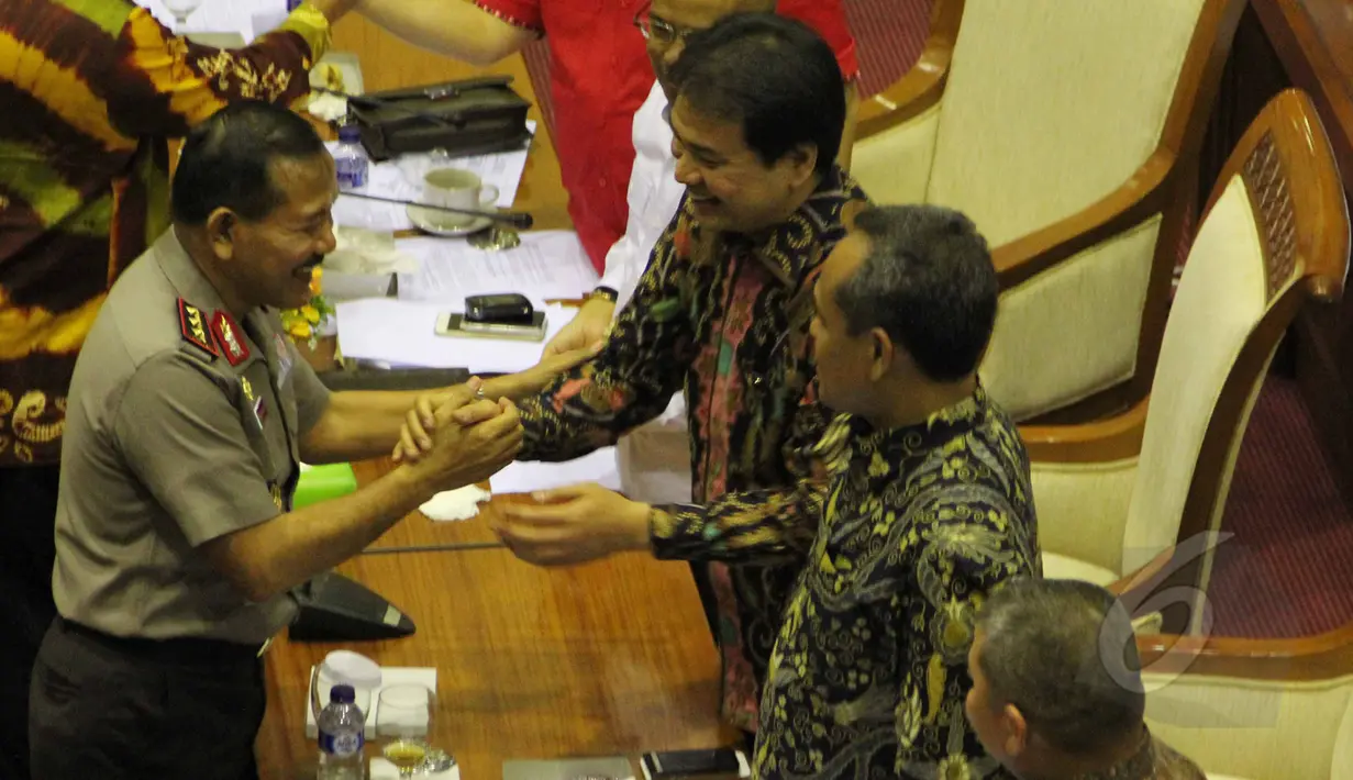 Komjen Pol Badrodin Haiti mendapat ucapan selamat dari anggota Komisi III usai mengikuti Uji kelayakan dan kepatutan (fit and proper test) calon Kapolri di Komisi III DPR, Jakarta, Kamis (16/4/2015). (Liputan6.com/Helmi Afandi)