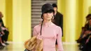<p>Melalui koleksi ini, Miuccia mengajak kita merenung dan berdiskusi tentang identitas perempuan yang bebas dari batasan konvensional. [Dok/Miu Miu].</p>