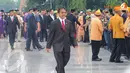 Menpora Roy Suryo tampak sedang menuju tempat upacara di TMP Kalibata. (Liputan6.com/Herman Zakharia)