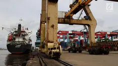 Suasana aktivitas di Terminal Pelabuhan Pontianak, Kalimantan Barat, Rabu (11/4). PT Pelindo II (Persero) hari ini mencanangkan pembangunan Pelabuhan Terminal Tanjung Pura (Terminal Kijing). (Liputan6.com/Johan Tallo)