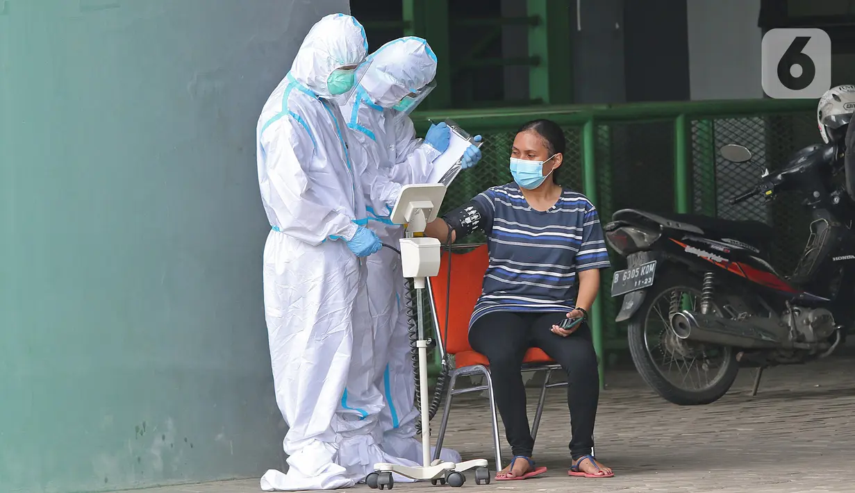 Pasien yang berstatus OTG melakukan cek kesehatan di Stadion Patriot Chandrabhaga, Bekasi, Jawa Barat, Rabu (16/12/2020). Kegiatan olahraga tersebut rutin dilakukan setiap pagi hari untuk meningkatkan daya tahan tubuh pasien yang menjalani isolasi mandiri. (Liputan6.com/Herman Zakharia)