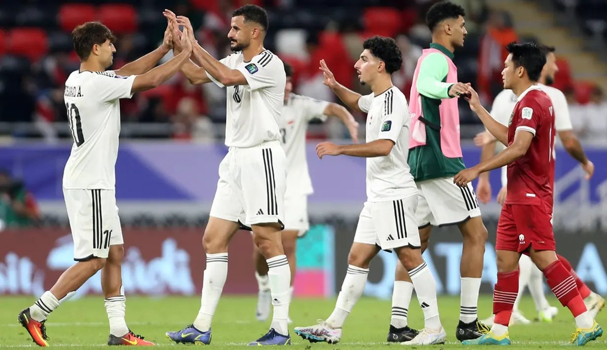 Irak mengejutkan Indonesia empat menit setelah turun minum. Gawang Ernando Ari kembali kebobolan oleh sepakan Amir Fouad lewat serangan balik cepat. Namun gol ini akhirnya dianulir wasit dan VAR karena sudah lebih dulu off-side dalam prosesnya. (AP Photo/Hussein Sayed)