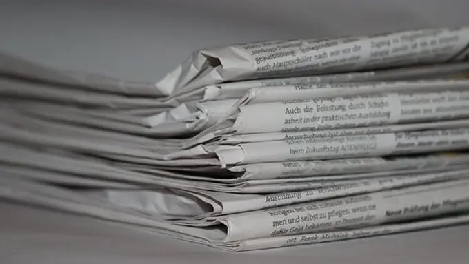 Menghilangkan bau kulkas dengan koran/copyright Pexels.com