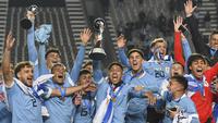Piala Dunia U-20 2023 akhirnya menghasilkan juara baru, Uruguay, sebagai negara ke-13 yang mampu merebut trofi kejuaraan sepak bola yang dikhususkan bagi para pemain muda sejak mulai digulirkan pada 1977 silam. Sebelumnya Uruguay telah dua kali gagal di final pada edisi 1997 dan 2013. Dalam laga final ketiganya yang digelar di Unico Diego Armando Maradona Stadium, La Plata, Argentina, Senin (12/6/2023) dini hari WIB, Uruguay sukses menekuk Italia 1-0 lewat gol tunggal Luciano Rodriguez pada menit ke-86. (AP Photo/Gustavo Garello)