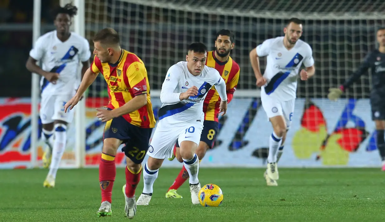 Pemain Inter Milan, Lautaro Martinez, menggiring bola saat melawan Lecce pada laga pekan ke-26 Serie A 2023/2024 di Ettore Giardiniero, Senin (26/02/2024). (AFP/Carlo Hermann)