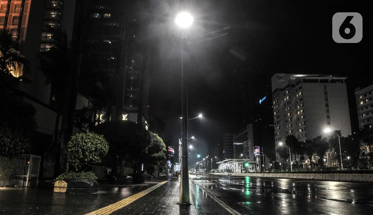 Suasana sepi di sekitar Bundara HI, Jalan MH Thamrin, Jakarta, Kamis (31/12/2020). Berbeda dengan tahun sebelumnya, kawasan di sepanjang Jalan MH Thamrin-Sudirman sepi aktivitas perayaan malam Tahun Baru. (merdeka.com/Iqbal S. Nugroho)