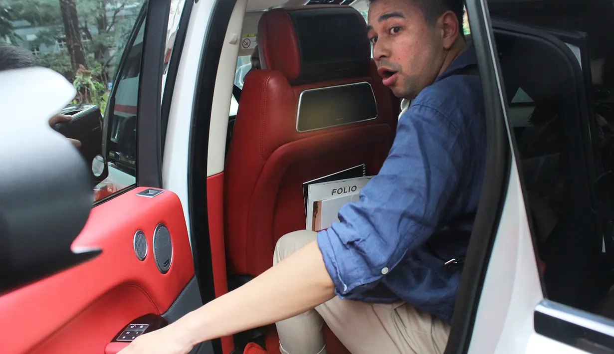 Datang sekitar pukul 12.00, Raffi langsung masuk ke gedung Ditreskrimsus. Tidak lama kemudian adik dan rekannya datang. (Adrian Putra/Bintang.com)