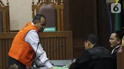 Terdakwa kasus dugaan kepemilikan senjata api illegal, Habil Marati (kiri) jelang sidang lanjutan di Pengadilan Negeri Jakarta Pusat, Kamis (10/10/2019). Sebelumnya, JPU juga mendakwa Habil sebagai penyandang dana pembelian empat pucuk senjata api dan peluru ilegal. (Liputan6.com/Helmi Fithriansyah)