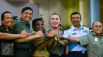 Plt Gubernur DKI Jakarta Sumarsono, Kapolda Metro Jaya Irjen M Iriawan, Pangdam Jaya Mayjen TNI Jaswandi foto bersama usai konfrensi pers pengamanan Pilgub DKI 2017 putaran kedua di Aula Sudirman, Jakarta Timur, Kamis (13/4). (Liputan6.com/Yoppy Renato)