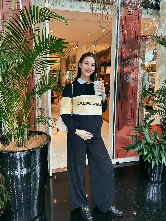 Gaya Fashion Bumil Aaliyah Massaid, Casual Chic dengan Tas Chanel Rp98 Jutaan