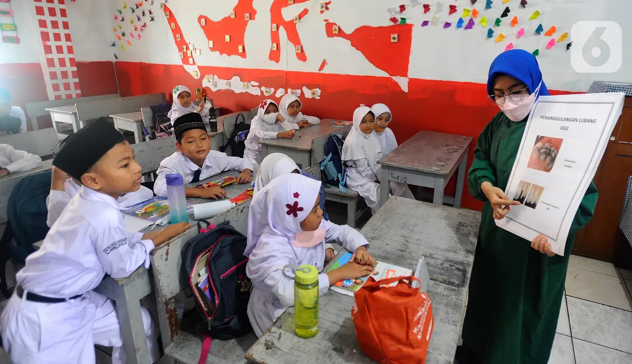 Paramedis Puskesmas Cinere menjelaskan tentang kesehatan kepada murid kelas III di SDI Al Hidayah, Cinere, depok, Senin (12/9/20222). Selain pemeriksaan gigi, telinga, dan kuku yang dilakukan periodik 6 bulan sekali  juga dilakukan penyuluhan kesehatan dan pemberian obat cacing kepada anak-anak. (merdeka.com/Arie Basuki)