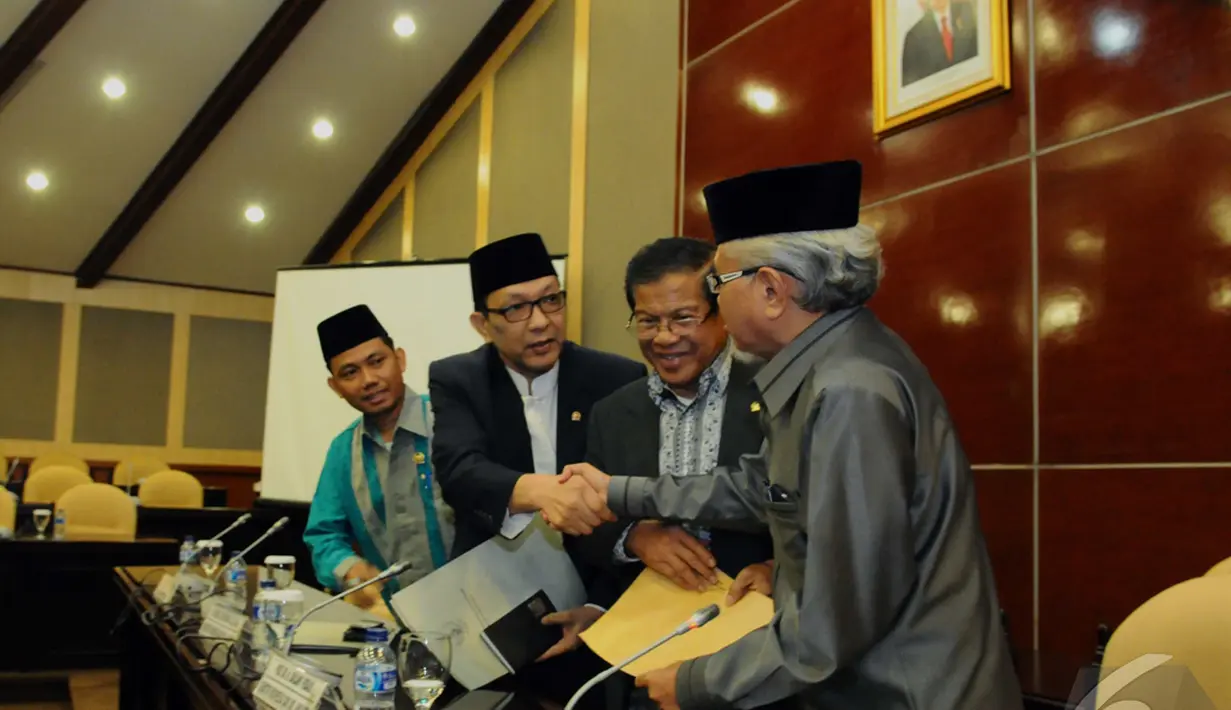 Ketua MUI DKI Jakarta Syariffuddin Abdul Ghani (kiri) berjabat tangan dengan Anggota DPD RI DKI Jakarta H. Dailami Firdaus (kedua kiri), Selasa (11/11/2014) (Liputan6.com/Andrian M Tunay)