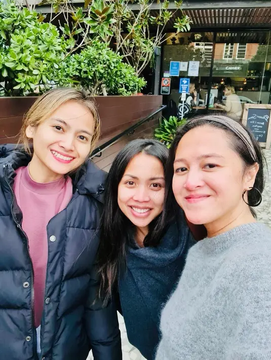Tak hanya satu kali, Acha sering menampilkan wajah aslinya tanpa makeup. Walau demikian, kecantikan alaminya tentu menuai pujian warganet.  (Foto: Instagram Acha Septriasa).