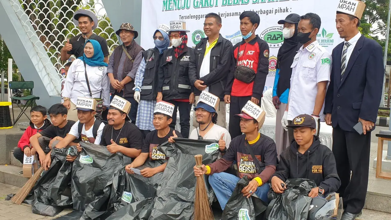 Kemunitas peduli sampah Gerut Zero Waste (GZW) Garut, Jawa Barat, memulai kampanye Gerakan Pungut Sampah (GPS) di kalangan masyarakat umum secara luas. (Liputan6.com/Jayadi Supriadin)