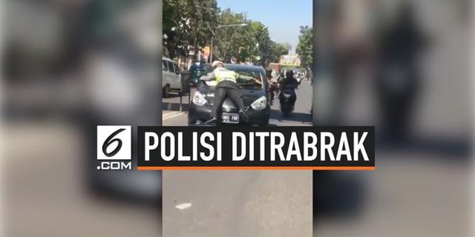 VIDEO: Aksi Polisi Rela Ditabrak demi Hentikan Mobil