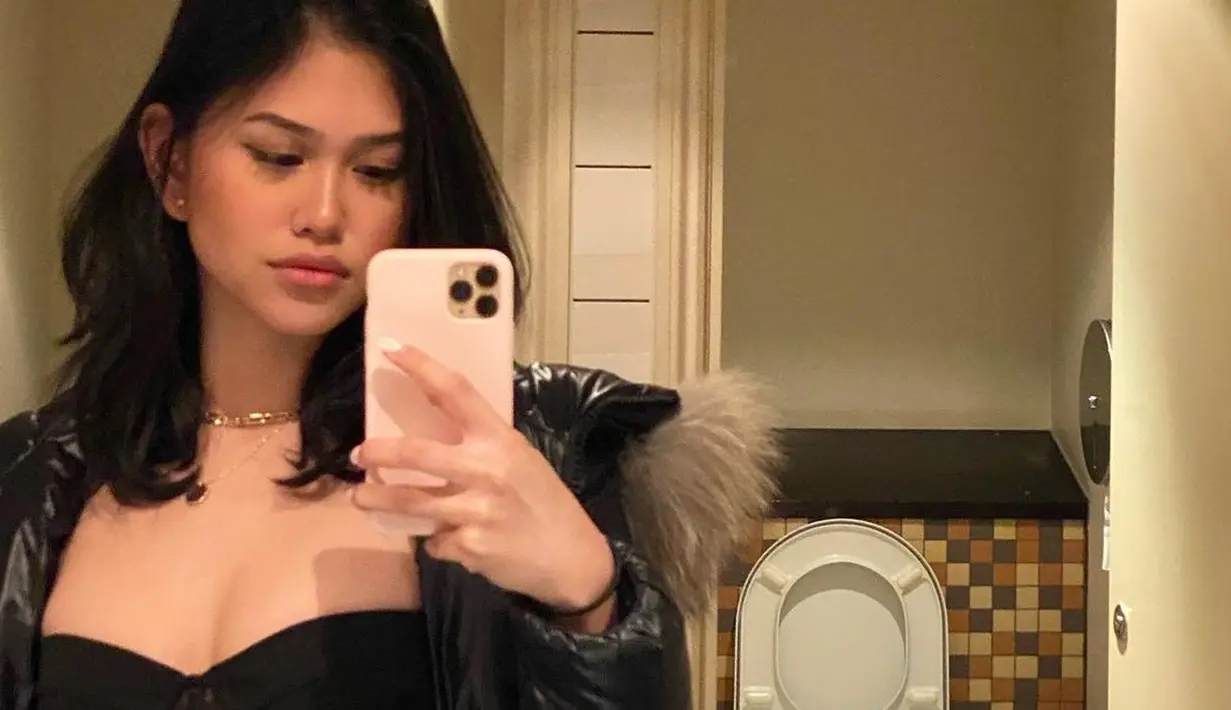 Kembali berfoto di depan cermin, Belleza tampil lebih berani dengan menggunakan crop bra hitam, yang ditumpuknya dengan puffer jacket dan dipadunya dengan celana motif kulit. Foto: Instagram.