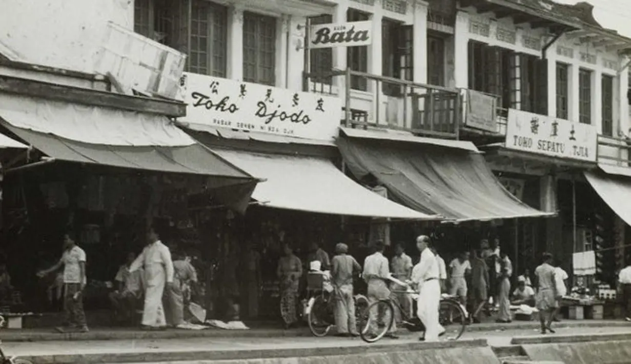 Di zaman penjajahan Jepang (1942) hingga tahun 1950an, kawasan sekitar Pasar Senen menjadi tempat favorit berkumpulnya para seniman dari era pujangga baru. Mereka dijuluki Seniman Senen. (wikimedia.org)
