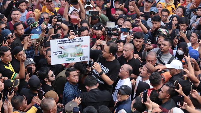 Calon Presiden (Capres) nomor urut satu, Anies Baswedan melanjutkan kampanye di Kalimantan Barat dengan menyambangi Pasar Flamboyan. Di sana Anies menyerap aspirasi para pedagang. (Tim Dokumentasi AMIN)