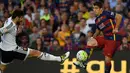 Penyerang Barcelona, Luis Suarez (kanan) berusaha melewati bek Valencia, Antonio Barragan Fernande di pertandingan liga Spanyol di Camp Nou stadium, Spanyol (18/4). Valencia menang atas Barcelona dengan skor 2-1. (AFP PHOTO/GENE Lluis)