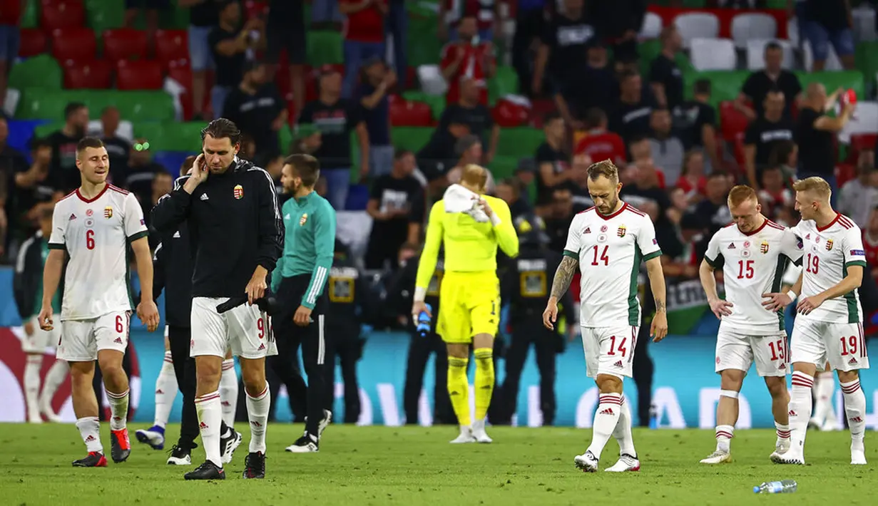 Para pemain Hungaria meninggalkan lapangan setelah kalah dari Jerman pada pertandingan Grup F Euro 2020 di Allianz Arena, Munich, Jerman, Rabu (23/6/2021). Pertandingan berakhir imbang 2-2. (Kai Pfaffenbach/Pool via AP)
