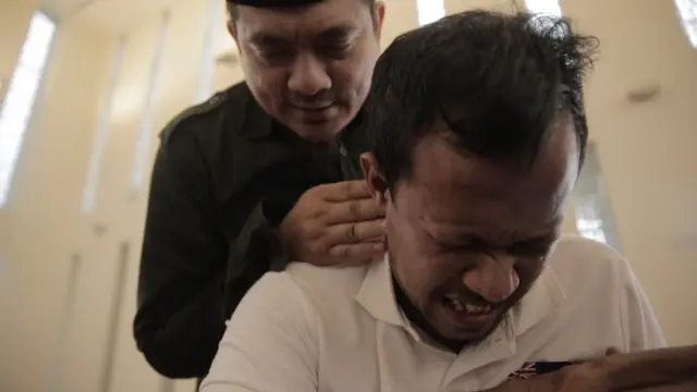 Ustaz Adam Amrullah menuntun pasien menjalani rukyah