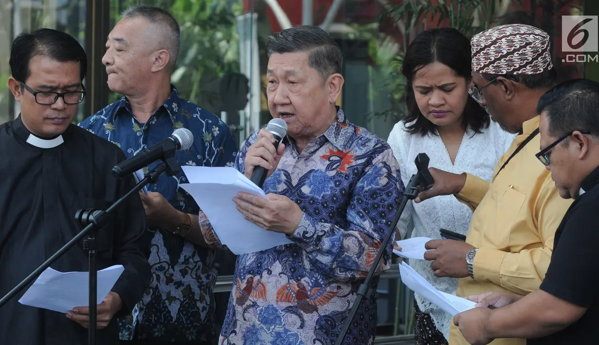 Tokoh lintas agama menggelar konferensi pers di Gedung KPK, Jakarta, Selasa (10/9/2019). Pemuka agama dari perwakilan agama Islam, Kristen, Hindu, Budha, dan Konghucu itu mendesak Presiden Jokowi agar menggagalkan upaya pelemahan lembaga antirasuah lewat revisi UU KPK. (merdeka.com/Dwi Narwoko)