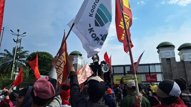 Demo Buruh Depan Gedung DPR Saat May Day