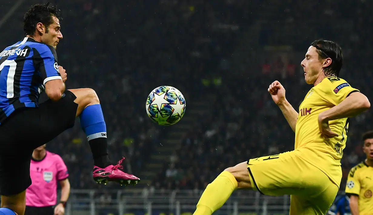 Gelandang Inter Milan, Antonio Candreva berebut bola dengan bek Borrusia Dortmund, Nico Schulz  pada pertandingan lanjutan Grup F Liga Champions di stadion San Siro, Italia (23/10/2019). Inter Milan menang 2-0 atas Dortmund. (AFP Photo/Miguel Medina)