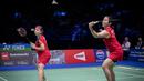Pebulu tangkis China, Jia Yi Fan (kanan) yang berpasangan dengan Chen Qing Chen berusaha mengembalikan bola saat menghadapi pasangan Indonesia, Apriyani Rahayu/Siti Fadia Silva Ramadhanti pada laga final nomor ganda putri kejuaraan bulu tangkis BWF World Championship 2023 di Royal Arena, Copenhagen, Denmark, Minggu (27/8/2023). (AFP/Ritzau Scanpix/Mads Claus Rasmussen)