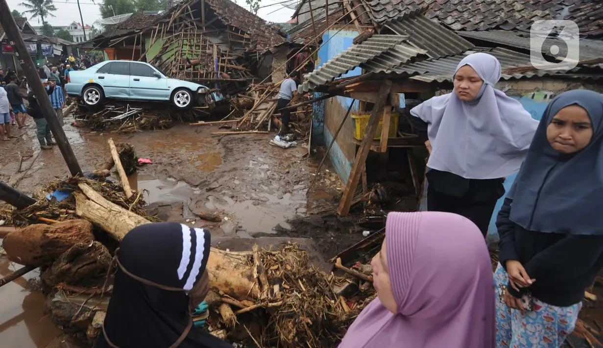 Warga menyaksikan bangunan yang rusak usai banjir bandang melanda Kampung Cibuntu, Desa Pasawahan, Kecamatan Cicurug, Sukabumi, Jawa Barat, Selasa (22/9/2020). Data sementara puluhan bangunan rusak berat, 12 rumah hanyut, dan dua korban hilang masih dicari. (merdeka.com/Arie Basuki)