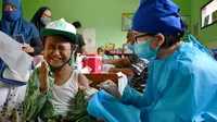 Vaksinasi anak usia 6-11 tahun di MI Hidayatul Mubtadiin Bohar Taman Kabupaten Sidoarjo. (Dian Kurniawan/Liputan6.com)