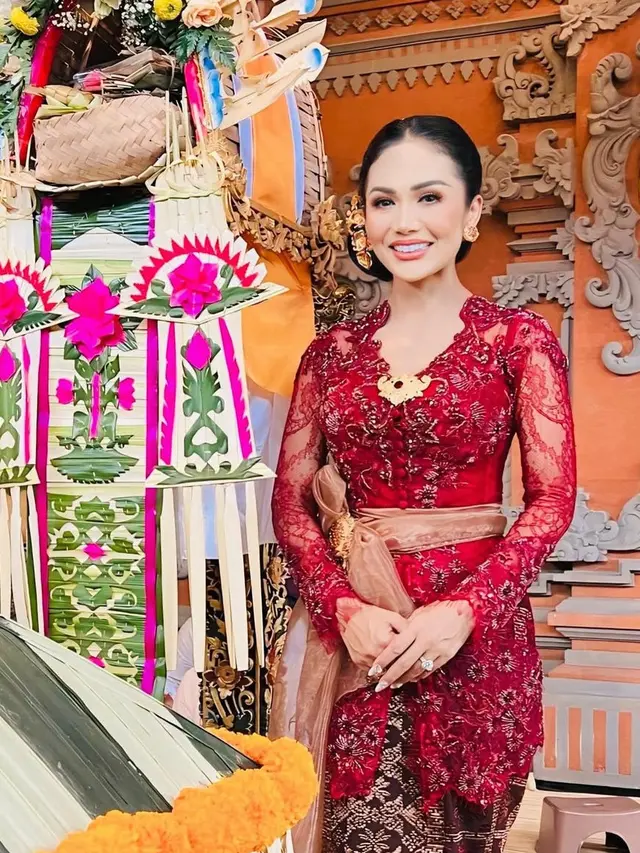 Krisdayanti saat Hadir Pernikahan Kakak Sarah Menzel di Bali. [@krisdayantilemos]
