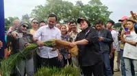 Menteri LHK Siti Nurbaya Bakar bersama Walikota Bogor Bima Arya. (Liputan6.com/Achmad Sudarno)
