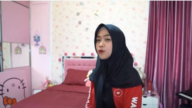 Didesain Serba Pink Bertema Hello Kitty, Ini 6 Potret Kamar Ria Ricis