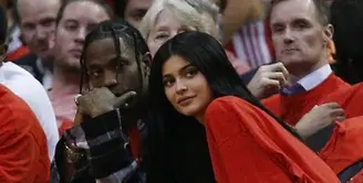 Usai dikabarkan putus dari Tyga, kini Kylie Jenner terlihat kembali menjalin kasih dengan seorang rapper juga yang bernama Travis Scott. Sempat diberitakan hanya sekedar rumor, namun keduanya semakin sering terlihat bersama. (AFP/Bintang.com)