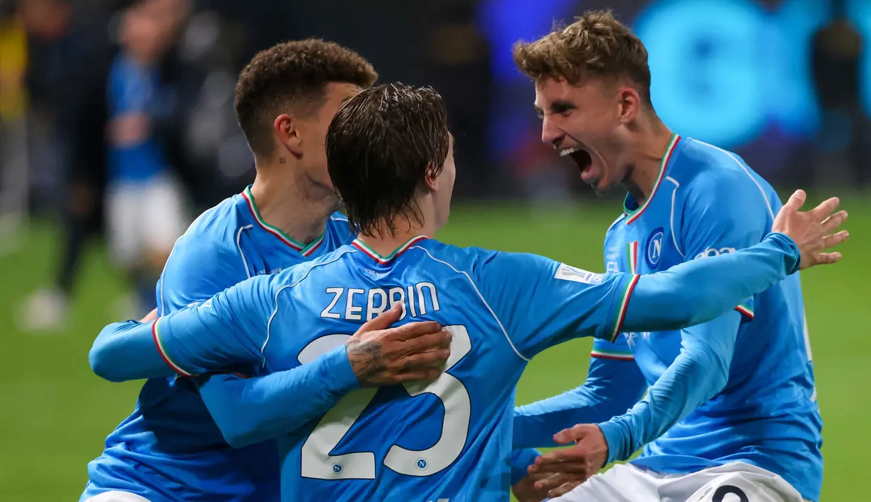Penyerang Napoli, Alessio Zerbin (23) merayakan golnya bersama timnya selama pertandingan sepak bola semi final Piala Super Italia melawan Fiorentina di Stadion Al-Awwal Park di Riyadh, pada 18 Januari 2024. (Fayez NURELDINE/AFP)
