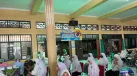 Ketua Gugus Tugas Vaksinasi Dewan Pimpinan Wilayah (DPW) Partai Nasdem Jawa Timur (Jatim), Suhandoyo telah menyiapkan 25.000 dosis vaksin khusus santri yang tersebar di lingkungan pondok pesantren (ponpes) di 10 kabupaten di Jatim.