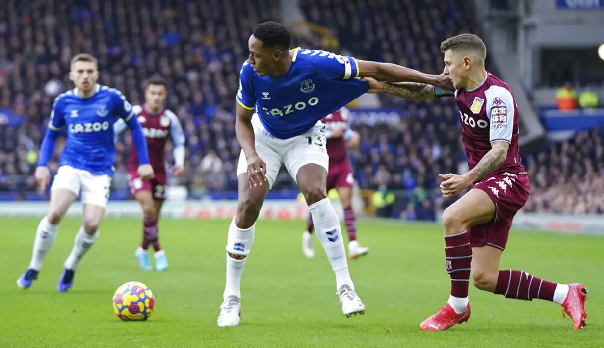 Pemain Everton Yerry Mina (kiri) berebut bola dengan pemain Aston Villa Lucas Digne pada pertandingan sepak bola Liga Inggris di Stadion Goodison Park, Liverpool, Inggris, 22 Januari 2022. Aston Villa menang dengan skor 1-0. (AP Photo/Jon Super)