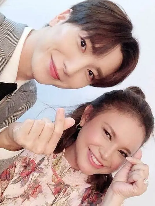 Terlihat kerap bekerja sama dengan Super Junior, Rossa berkesempatan untuk bertemu dan foto bareng dengan Lee Teuk. Rossa tampak begitu semringah saat berswafoto dengan sang leader grup. Selain itu, wanita 43 tahun ini juga pernah bernyanyi duet bersama member Super Junior yang lain. (Liputan6.com/IG/@itsrossa910)