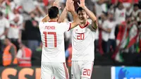 Mehdi Taremi dan Sardar Azmoun merayakan gol Iran ke gawang China. (AFP/Khaled Desouki)