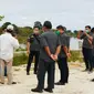 Penyidik Kejati Riau membawa ahli untuk memeriksa robohnya danau tajwid di Kabupaten Pelalawan. (Liputan6.com/M Syukur)