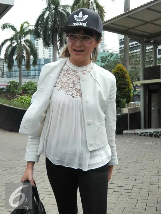 Marshanda terlihat memakai topi hitam dan kacamata saat berjalan keluar Gedung KPK, Jakarta, Jumat (2/10/2015). Marshanda datang untuk meminta izin agar bisa menjenguk Otto Cornelis Kaligis yang ditahan di Rutan Guntur. (Liputan6.com/Helmi Afandi)