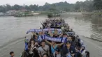 Kebersamaan Bobotoh saat menaiki kapal feri untuk mencapai Stadion Aji Imbut guna mendukung Persib yang akan menghadapi tuan rumah Mitra Kukar. (Bola.com/Vitalis Yogi Trisna)