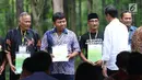 Presiden Joko Widodo saat memberikan SK IPHPS kepada petani di Tuban, Jawa Timur, Jumat (9/3). Pada 2018 ini, Program Perhutanan Sosial akan diperluas ke 3 Kabupaten, yaitu Malang, Blitar, dan Bojonegoro. (Liputan6.com/Angga Yuniar)
